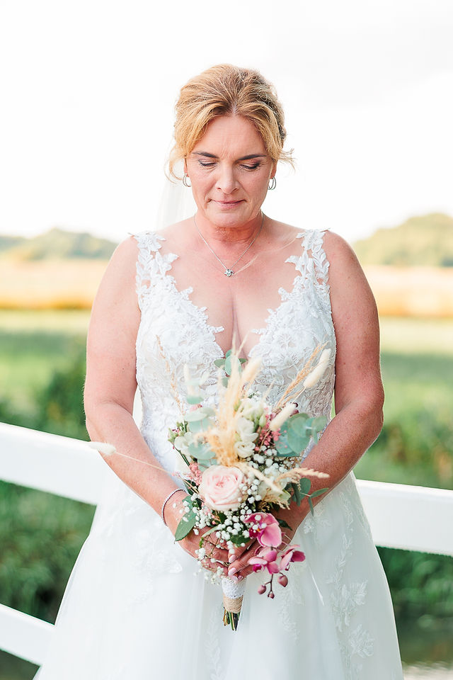 bruid met een uniek bruidsboeket van gedroogde en verse bloemen