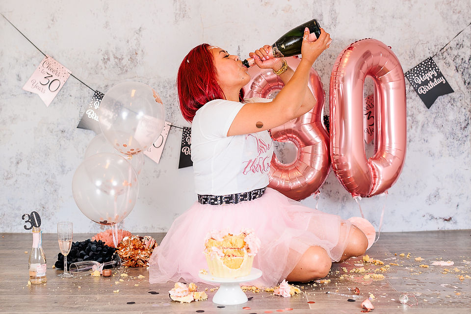 vrouw drinkt uit de fles champagne