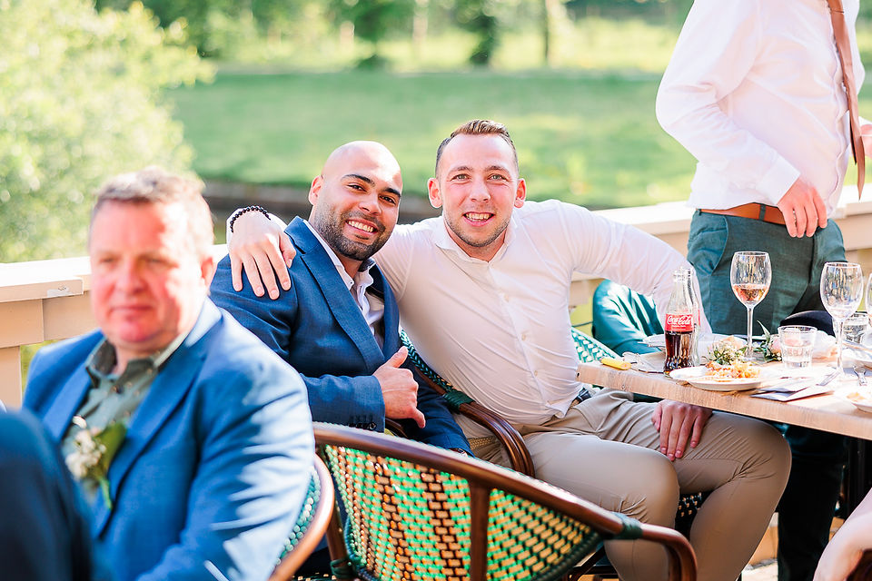 Spontane momenten vastleggen tijdens het diner huwelijk