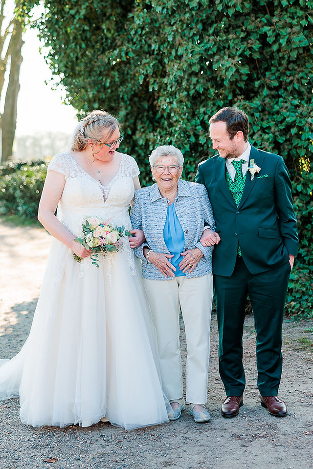 bruidspaar met oma