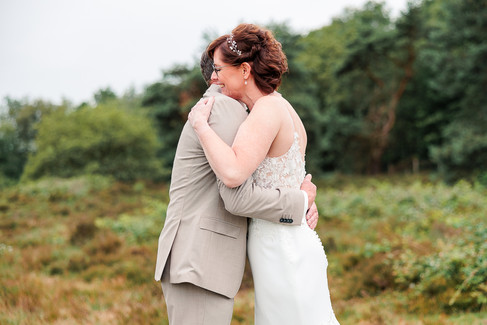 Bruidspaar omhelst elkaar