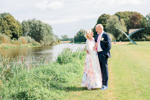 Bruispaar staat aan het water