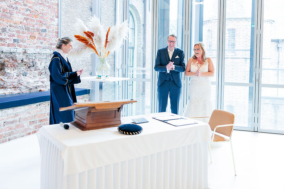 enthousiaste BABS en applaudisserend bruidspaar