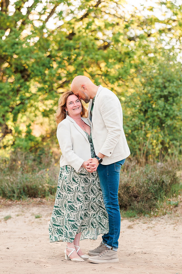 Romantische pose voor koppel