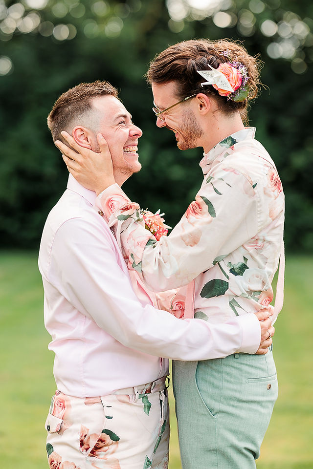 liefdevolle foto van bruidspaar