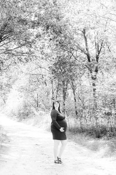 Zwangere vrouw in het bos