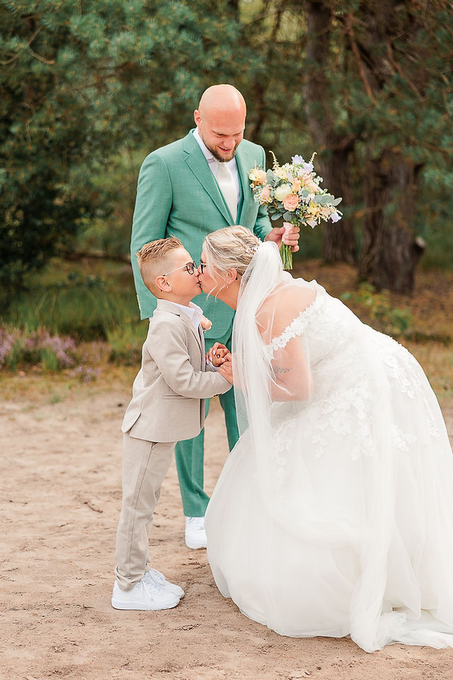 Bruid kust haar kind bij de first look
