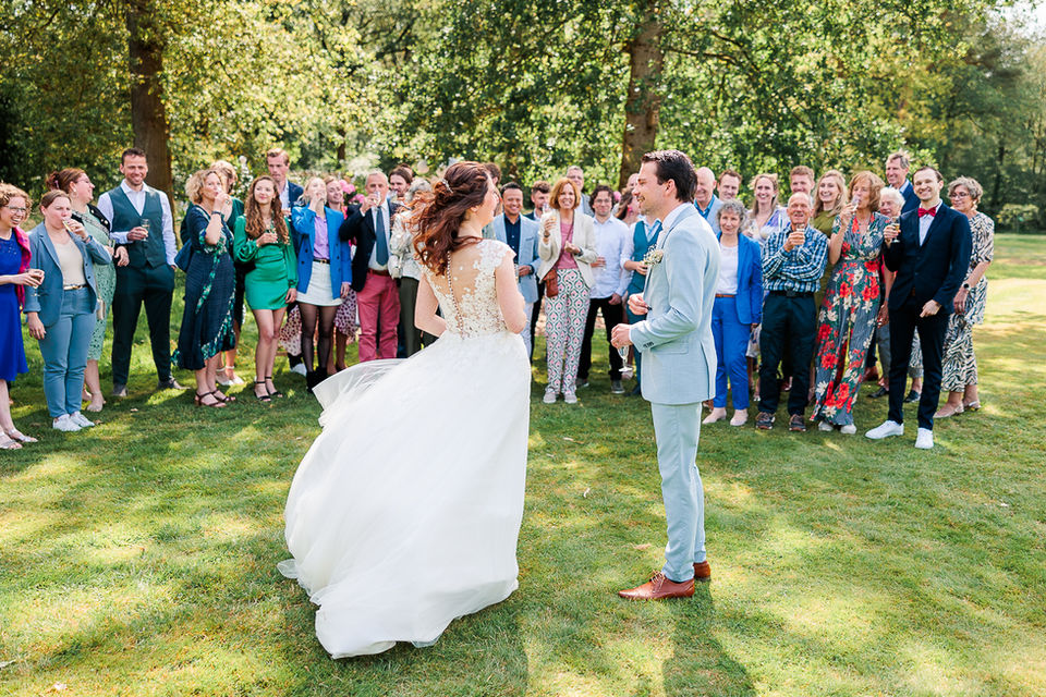 Bruidspaar proost met hun gasten