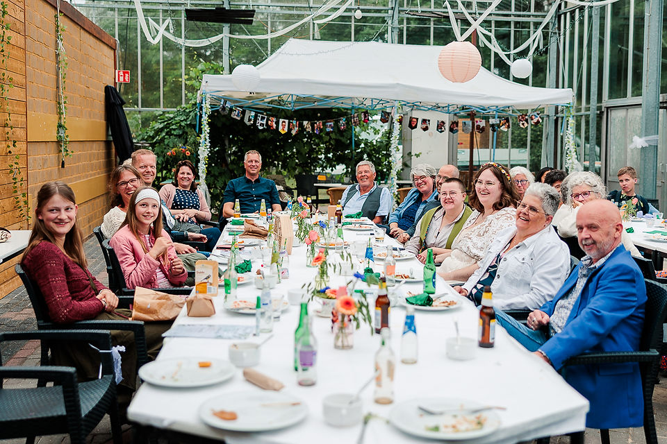 diner tafel vol gezellige gasten
