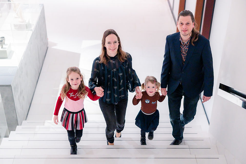 Gezin loopt de trap op tijdens fotoshoot in museum Assen