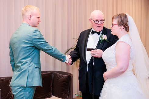 bruid wordt weggegeven door haar vader