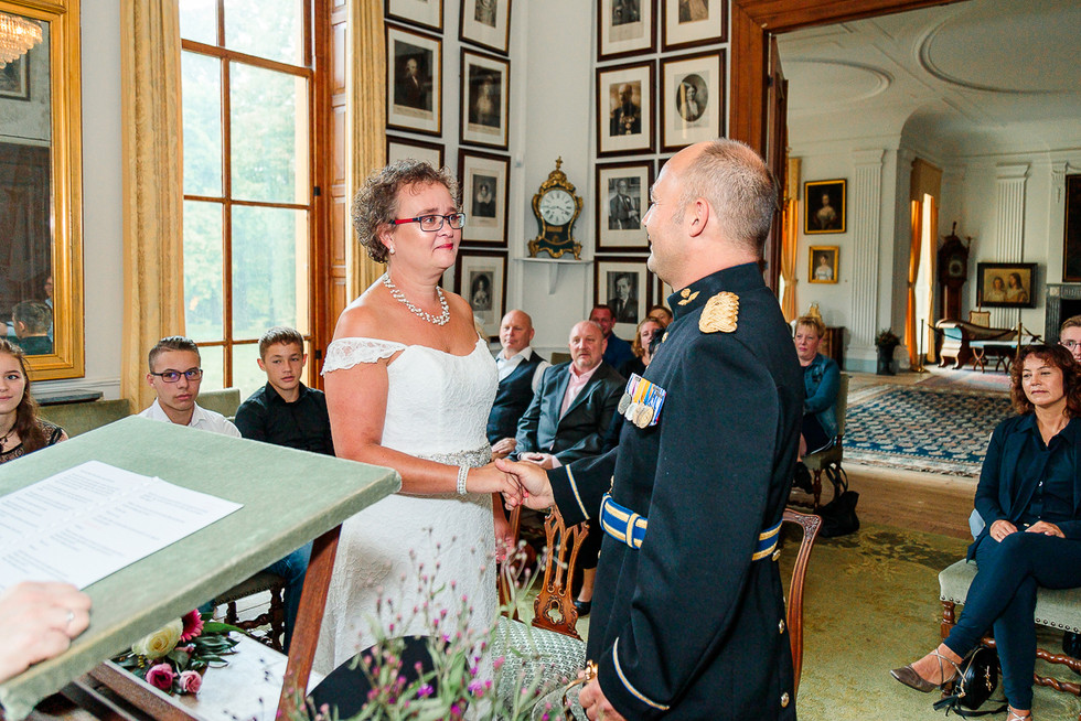 bruid en bruidegom geven elkaar de rechter hand