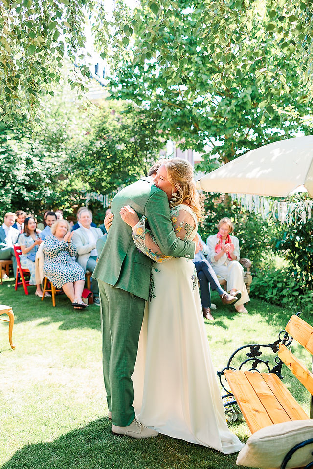 liefdevolle omhelzing bruid en bruidegom