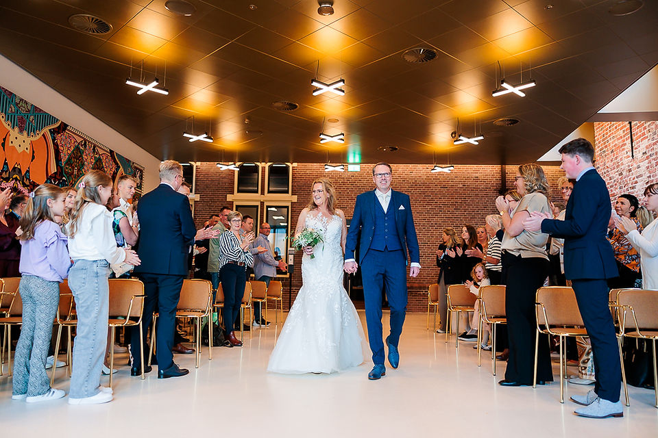 bruidspaar loopt samen naar het altaar