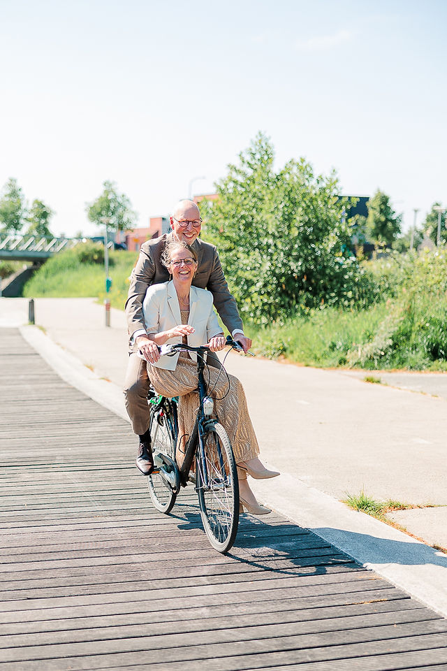 jubileum echtpaar samen op de fiets