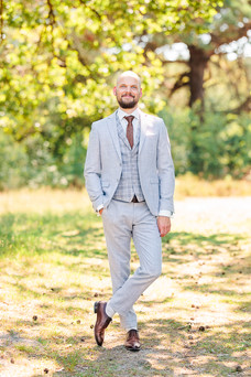 portret van bruidegom in grijs pak