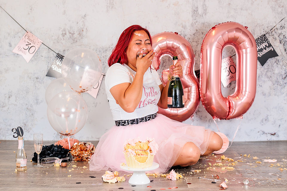 vrouw lacht om champagne dat overal zit