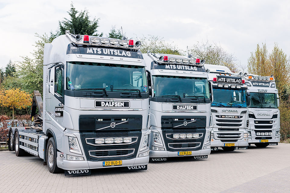 Vrachtauto's op rij trouwen