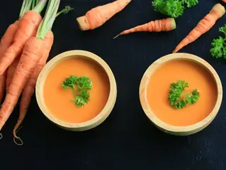 Moro’sche Karottensuppe als Hausmittel bei Durchfall beim Hund – gekochte Karotten können helfen, den Darm zu beruhigen.