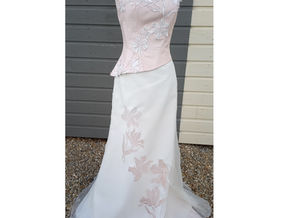 Une robe de mariée entre poésie florale et élégance contemporaine