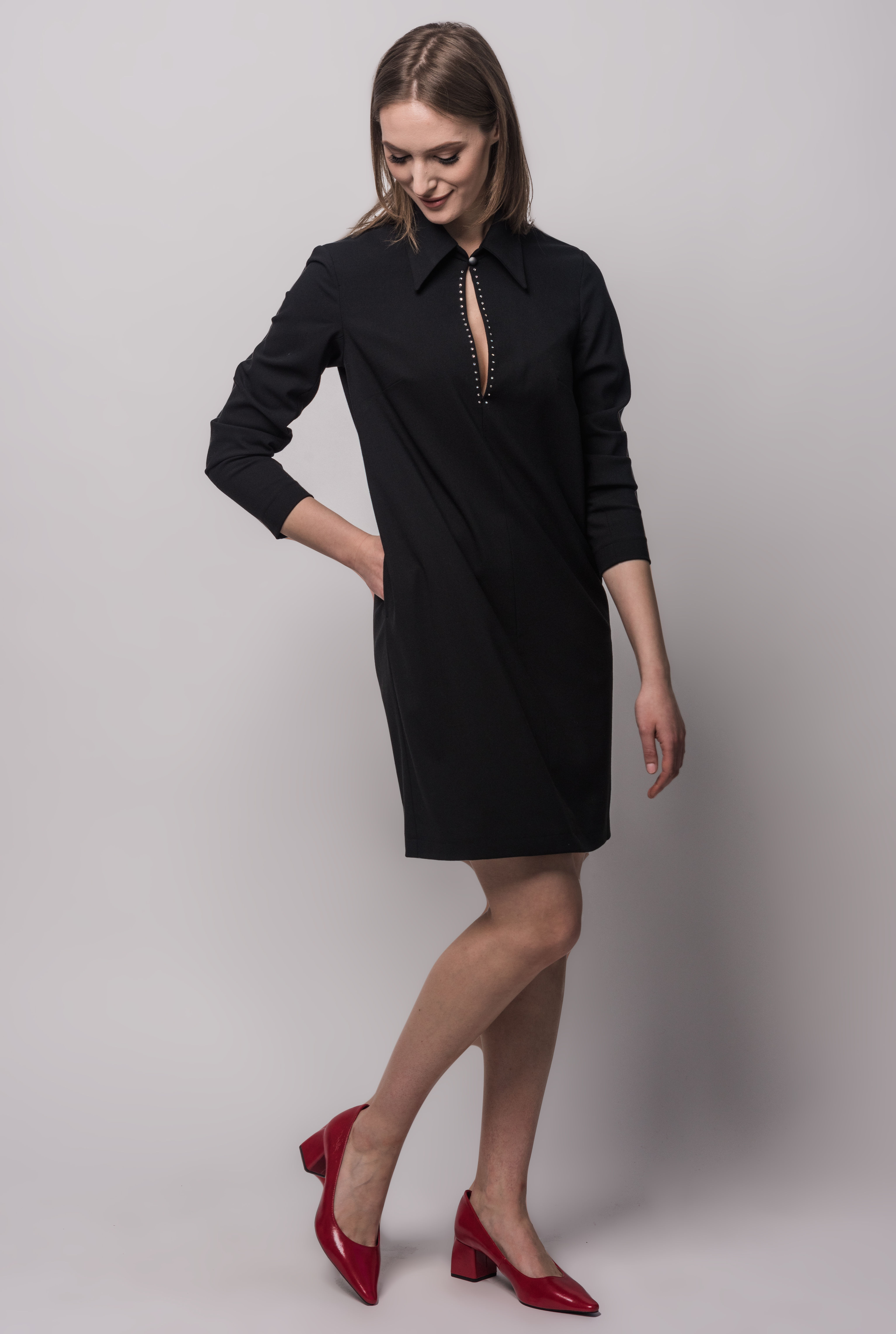 SUKNELĖ "JUODA SU AKUTĖMIS"