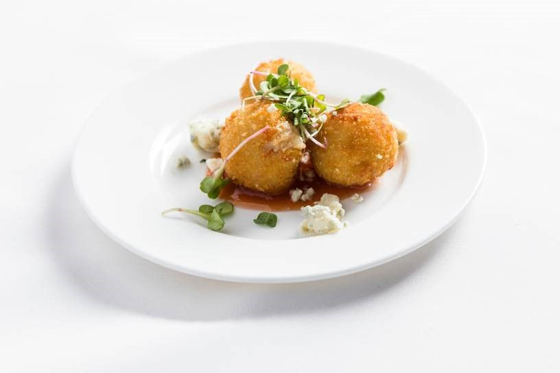 CROQUETAS DE QUESO GORGONZOLA Y JAMON SERRANO con salsa de guayaba
