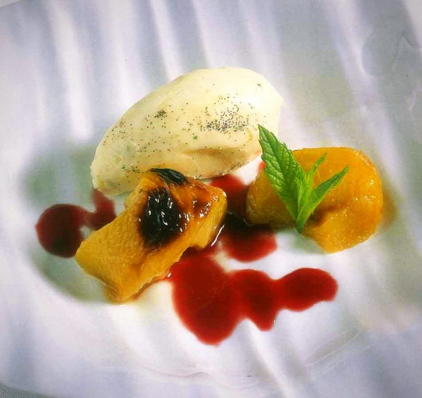 MELOCOTONES ASADOS CON HELADO DE VAINILLA Y SALSA DE FRAMBUESAS CON VINO TINTO Y PACHARÁN