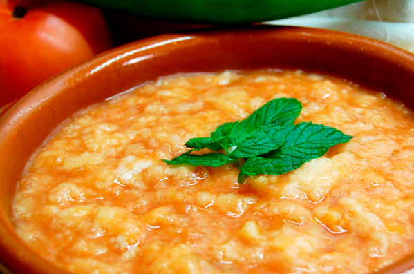SOPA DE TOMATE CLÁSICA CON PAN DE AJO