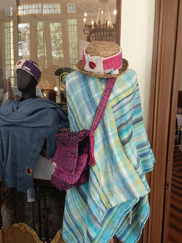 présentation de divers modèles tels que: -poncho" brise marine"
-sac "cuir rose"
-écharpe "voie-lactée"