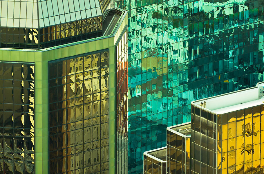 Altas que reflejan los edificios de oficinas