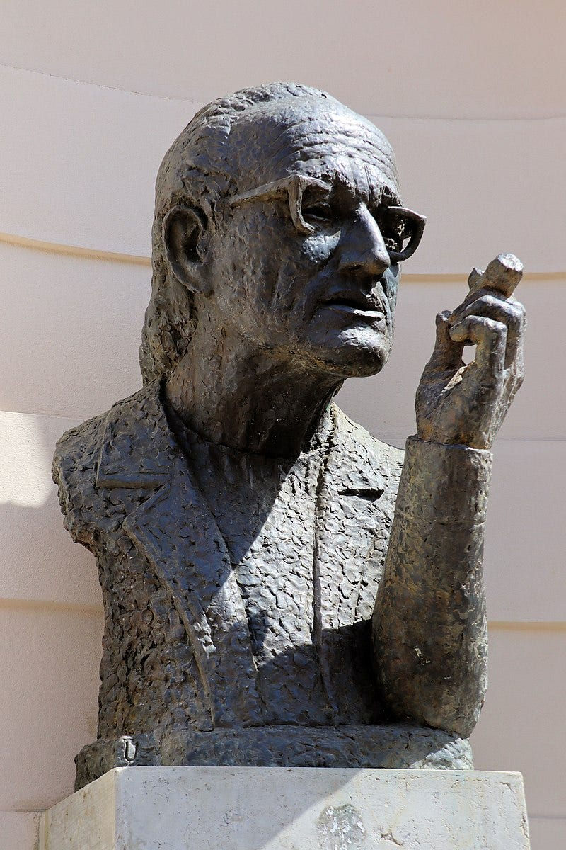 Bust of the writer and director Heiner Müller at Martin-Luther-Gymnasiums Haus II in Frankenberg, Germany (Image by Marcuwe; CC BY-SA 4.0)
