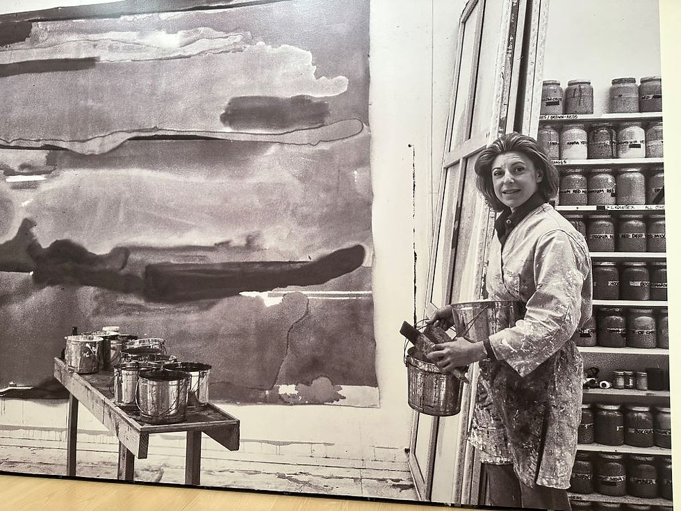 Helen Frankenthaler mit Farben und Pinsel in ihrem New Yorker Atelier