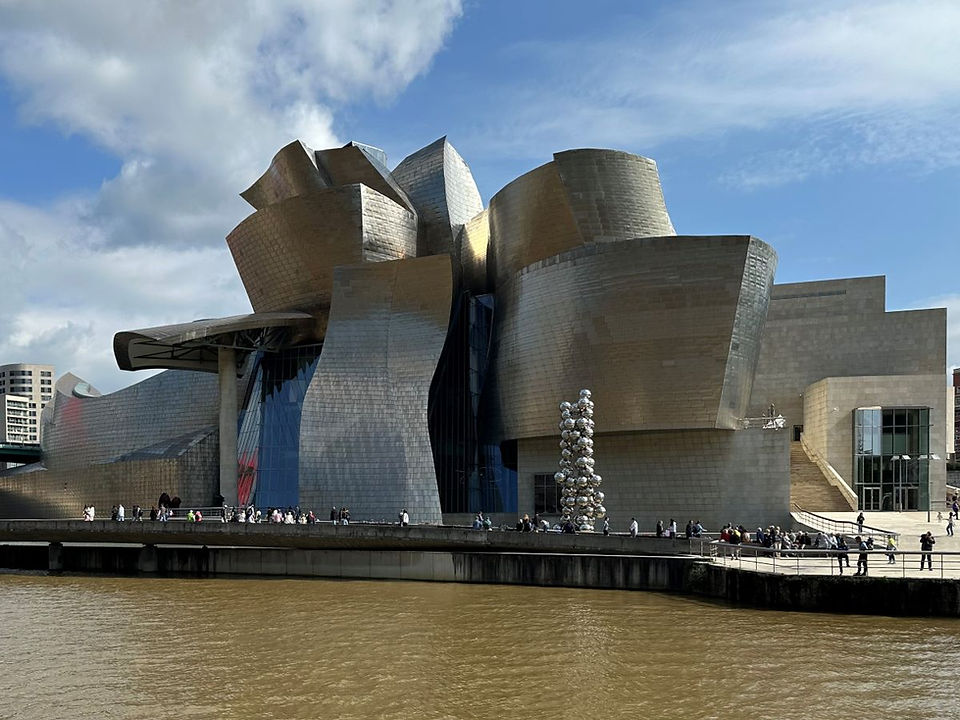 Blick von einem Bilboat aus auf das Guggenheim Museum