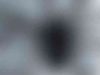 Blick über das Museumsufer mit Mamam auf dem Pflaster