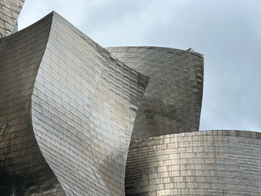 Geschwungene und runde Architekturelemente des Museums in Titan