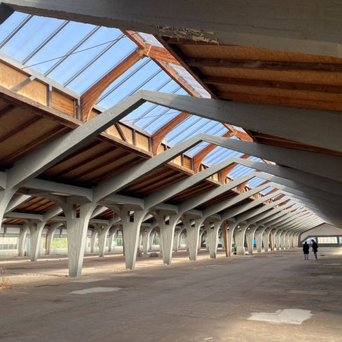 Die komplett leere Halle im Inneren der ehemaligen Hutfabrik Herrmann