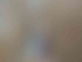 Blick durch einen Spalt von der Gebäudemitte quer durch das Gebäude über das Foyer hinweg