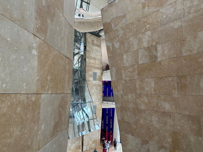 Blick durch einen Spalt von der Gebäudemitte quer durch das Gebäude über das Foyer hinweg