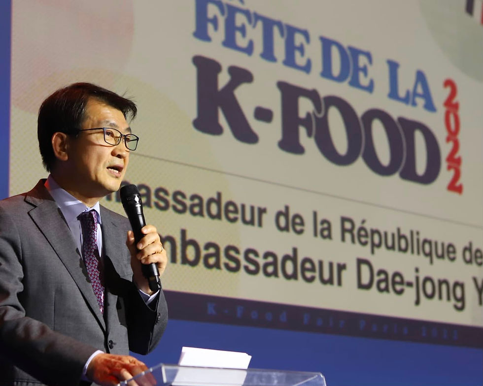 Ambassador Yoo giving the opening speech at the Korean Food Festival in France