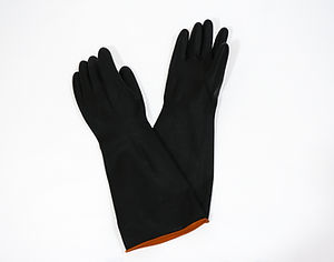 Guante de caucho negro resistente a quÃmicos y ácidos. EPP. Equipo de protección personal