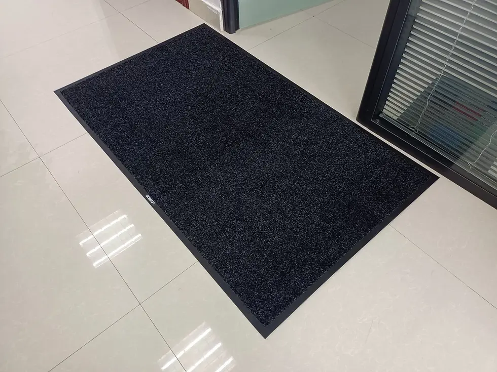 Tapete de entrada liso preto com borda rebaixada, ideal para controle de sujeira