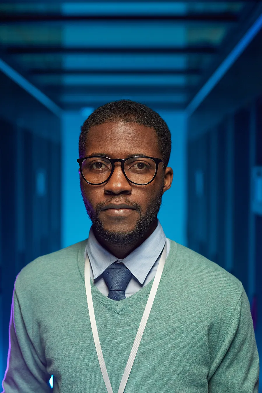 portrait-of-african-american-it-specialist-in-serv-2022-02-01-22-37-02-utc copiar.webp