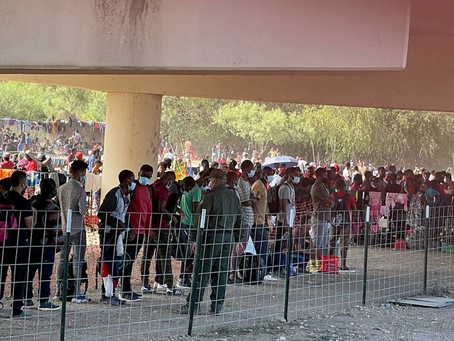 Plus de 10 000 migrants, dont des Haïtiens, campent à la frontière sud des États-Unis