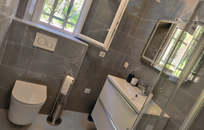 La salle de bain est équipée d'une douche à l'italienne