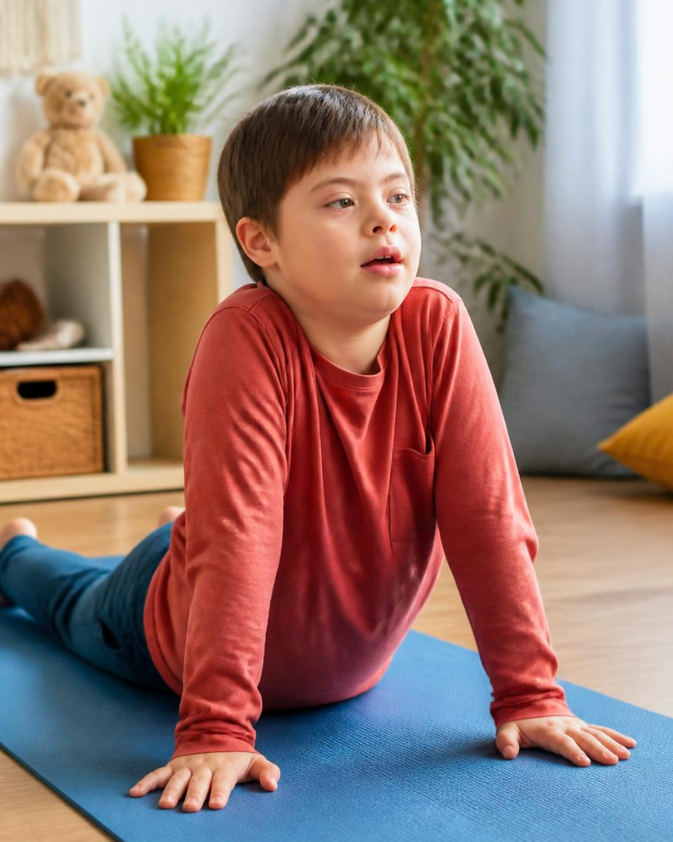 Bambino che pratica yoga su un tappetino blu in casa, sostenendosi sulle mani in una posizione di estensione della schiena.