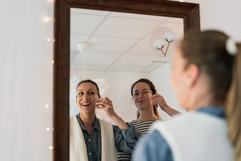 Céline réalise un auto-massage du visage avec un Gua Sha lors d’un atelier Maison Komana