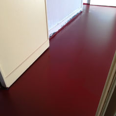 Sol en peinture époxy, revêtement de sol moderne, résistance aux taches, durabilité accrue, entretien facile, surface lisse et brillante, esthétique contemporaine, espaces résidentiels et commerciaux, protection contre l'usure, solution de revêtement de sol de haute qualité.