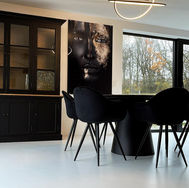 Sol en résine mate dans salle à manger luxieuse