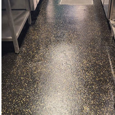 sol en résine avec flocons de vinyle, revêtement de sol durable, design de sol personnalisé, sol résistant, entretien facile, motif de flocons de vinyle, revêtement de sol esthétique, aménagement intérieur moderne