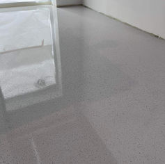 sol en résine avec flocons de vinyle, revêtement de sol durable, design de sol personnalisé, sol résistant, entretien facile, motif de flocons de vinyle, revêtement de sol esthétique, aménagement intérieur moderne